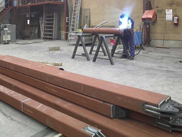 Andenne. Seilles. Atelier de construction. Fabrication de divers éléments de la superstructure pour le site KEMIRA, sur le canal Nimy-Blaton.