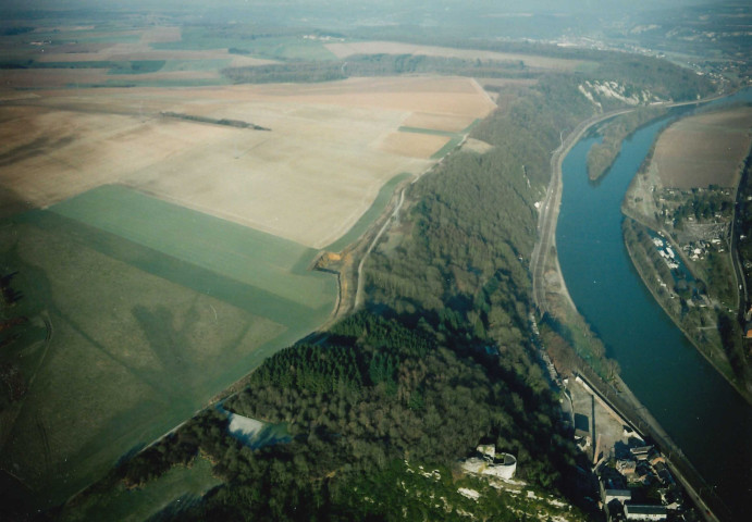 Yvoir. Houx. Ile de Houx et barrages.