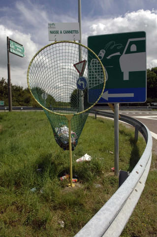 Rochefort. Villers-sur-Lesse. Sortie de l'autoroute E411. Nasse à cannettes.