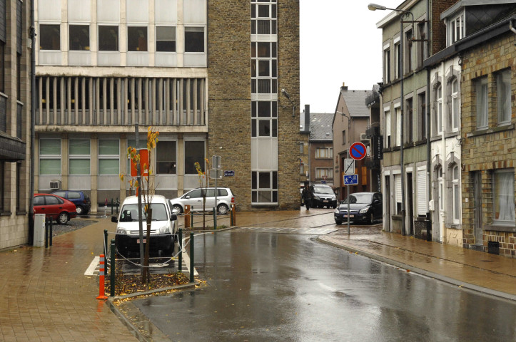 Bastogne. Stationnement de véhicules.