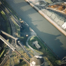 Charleroi. Dampremy. Zone portuaire. Quai de déchargement sur le canal Charleroi-Bruxelles.