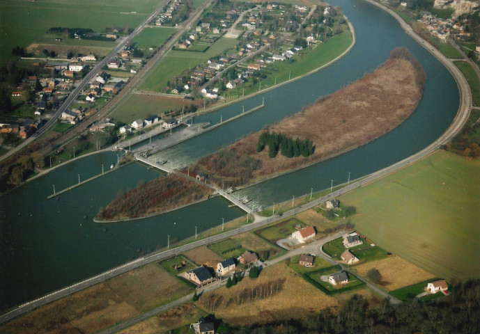 Yvoir. Houx. Vues aériennes.