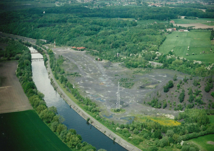 Sambreville. Moignelée. Zone portuaire (PAN). Ancien terril.