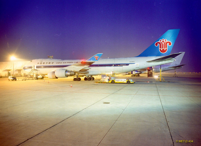 Grace-Hollogne. Aéroport de Bierset. Affrétage d'un avion cargo chinois.