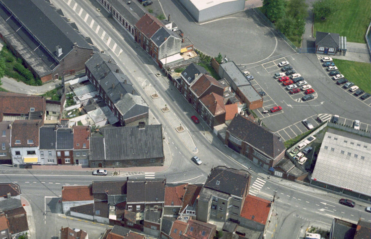 Tubize. Aménagement d'une berme centrale et de pistes cyclables.