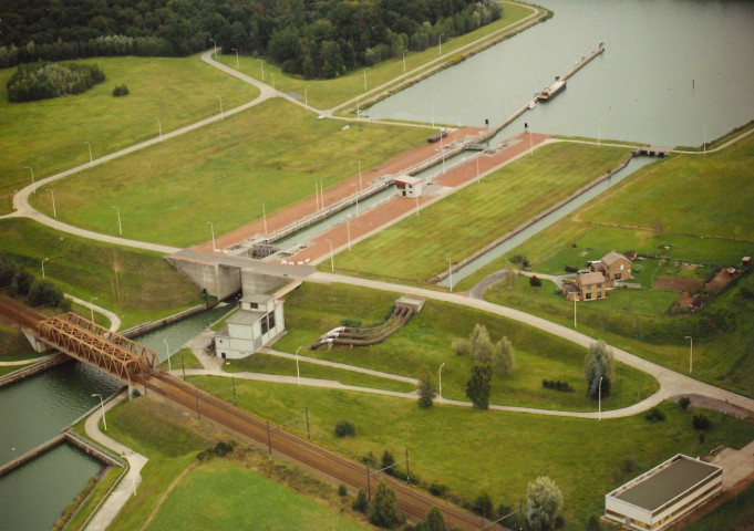 Bernissart. Pommeroeul. Ecluse sur la Haute-Sambre.;