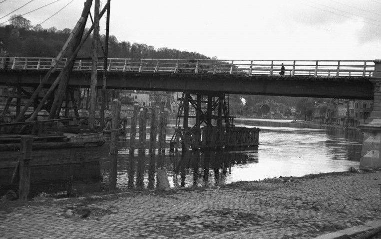 Dinant. Pont provisoire sur la Meuse.