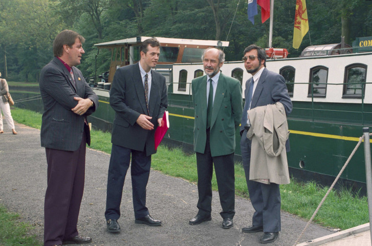 Houdeng-Aimeries et Strépy-Bracquegnies. Conférence de presse organisée par le Ministère de l'Équipement et des Transports, sur un bateau et en présence d'André Baudson, ministre des Transports, et de Jean-Pierre Grafé, ministre des Travaux publics, à propos des Journées du Patrimoine.