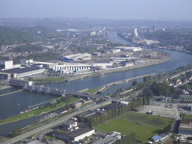Flémalle. Ivoz-Ramet. Vues aériennes du barrage-écluse sur la Meuse.