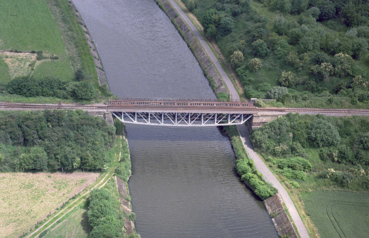 Sambreville. Ponts-rails de la SNCB (ligne Tamines-Dinant), de Saint-Roch et d'Auvelais ; ponts-routes de la Basse-Sambre et d'Auvelais ; passerelle Esmalux-Unerg ; bassin de virement d'Auvelais ; écluse n°14 d'Auvelais ; usines Saint-Roch.