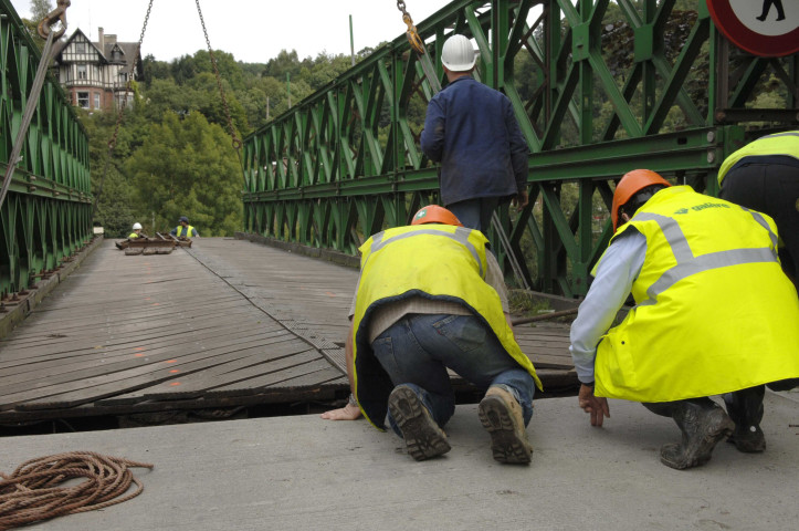 Esneux. Construction du pont provisoire de Tilff.