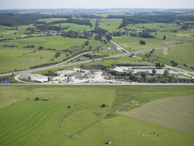 Neufchâteau. Molionfang. E411. Echangeur autoroutier n°27. Dépôt et centrale pour travaux autoroutiers.