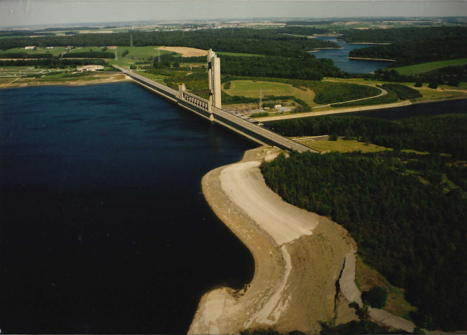 Froidchapelle. Eay d'heure. Barrage et héliport.