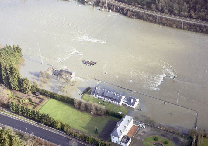 Rivière à Anhée. La Meuse en crue.