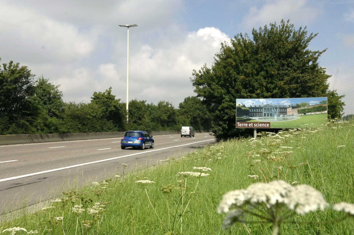 Perwez (Thorembais) et Gembloux. E411. Panneaux touristiques.