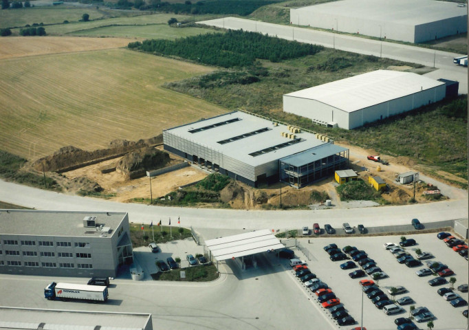 Grâce-Hollogne. Bierset. Village fret, parking, zone de stockage de carburants, tour de contrôle, pistes.