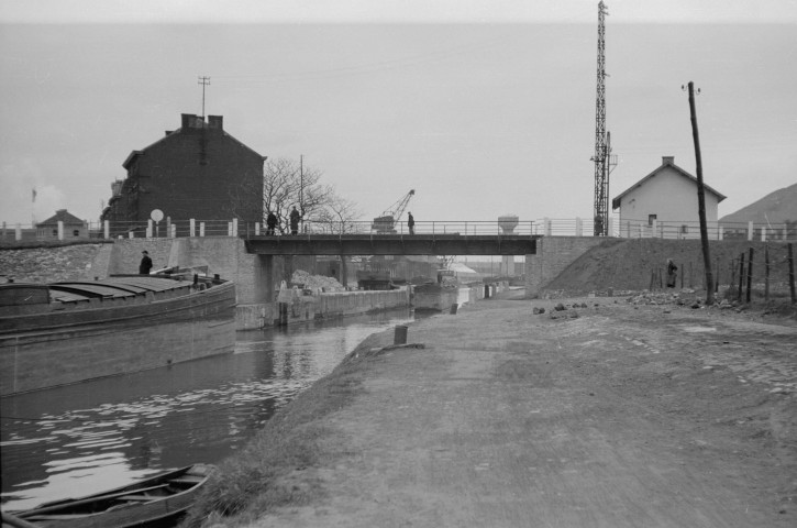 Montignies-sur-Sambre. Pont sur la Sambre.