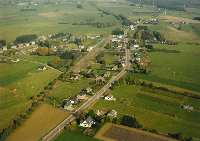 Vaux-Sur-Sure. Sibret. Traversée de la localité par la RN 85.