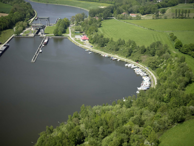 Ittre. Canal Charleroi-Bruxelles. Vues aériennes.