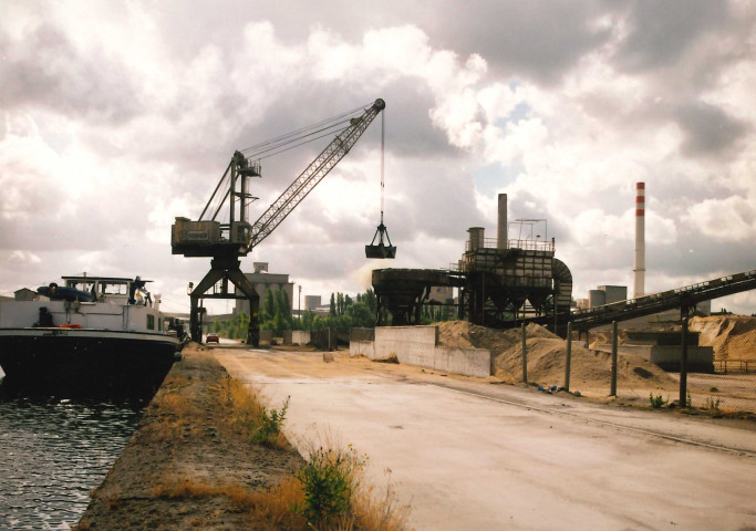 Mons. Obourg. Quai de chargement et de déchargement de la cimenterie.
