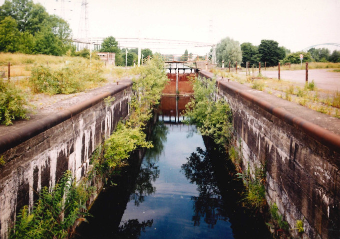 Le Roeulx. Ville-sur-Haine. Vieille écluse désaffectée sur le canal (300 tonnes).
