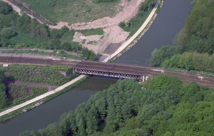 Terrain de dépôt et pont-rail n°11.