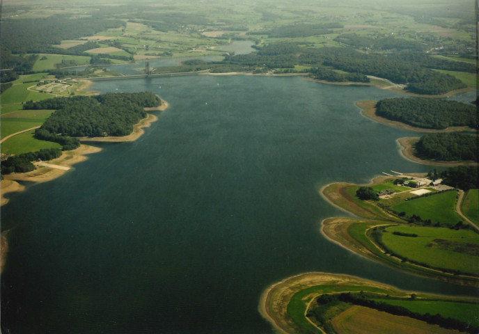 Froidchapelle. Lacs Plate taille. Centre ADEPS (voile, kayak).