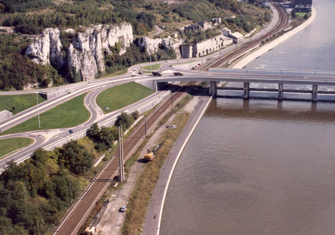 Vues aériennes de l'écluse et du pont-barrage des Grands-Malades