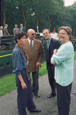 Houdeng-Aimeries et Strépy-Bracquegnies. Conférence de presse organisée par le Ministère de l'Équipement et des Transports, sur un bateau et en présence d'André Baudson, ministre des Transports, et de Jean-Pierre Grafé, ministre des Travaux publics, à propos des Journées du Patrimoine.