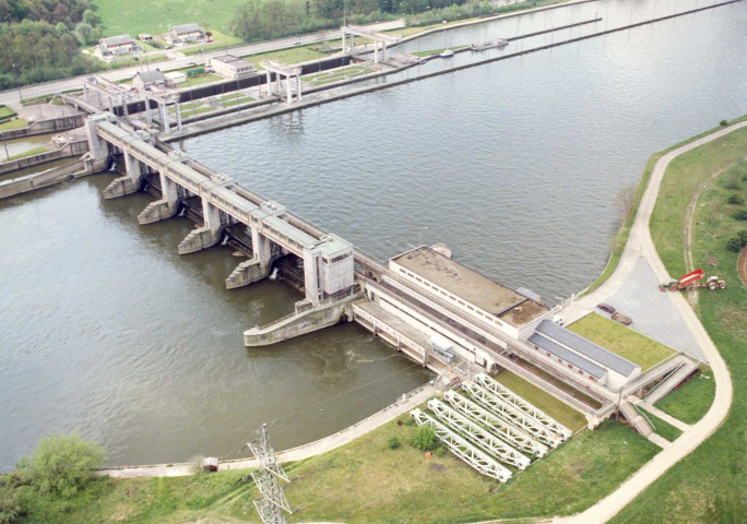 Vues aériennes du barrage d'Ampsin-Neuville
