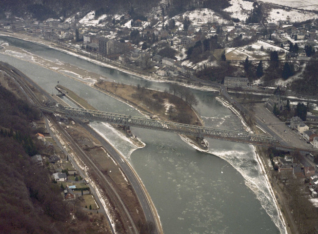 Anseremme à Anhée. Glaçons sur la Meuse.