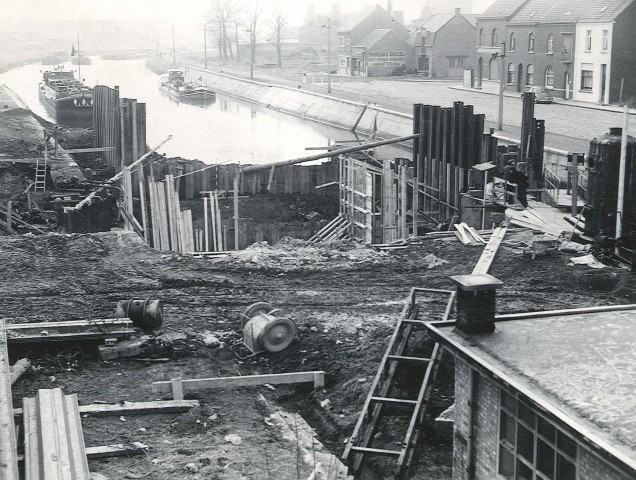 Construction de la deuxième écluse située sous l'actuelle rue des Ponts