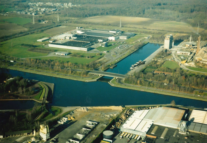 Mons. Ghlin. Les deux darses (nord et sud) sur le canal du Centre.