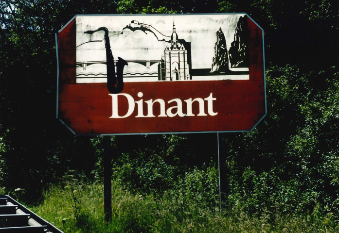 Ciney. Conneux. E411. Panneaux régionaux de zone touristique importante.