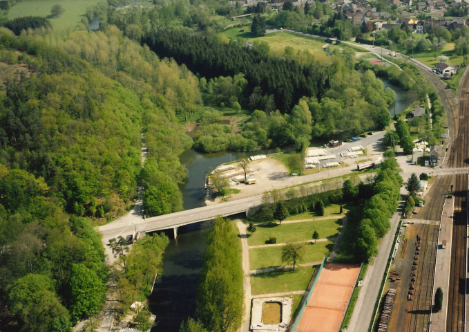 Houyet. Gare SNCB et rivière de la Lesse.