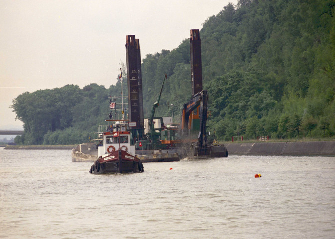 Lanaye. Phase 3 (sous-eau) de l'étanchéisation du fond du Canal Albert.