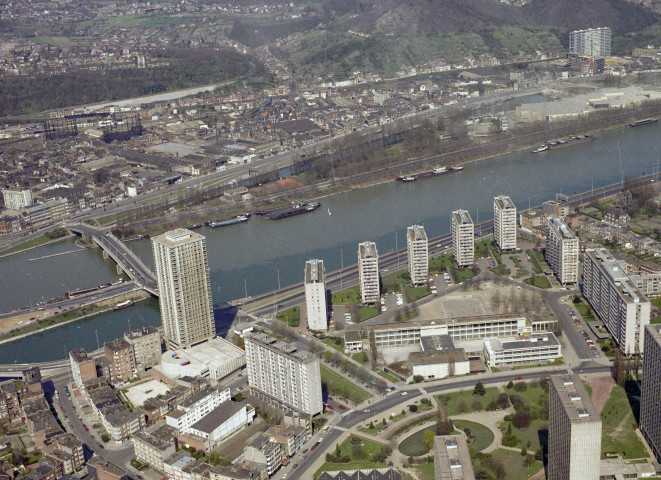 Liège et Lanaye. Vues aériennes sur la Meuse et le Canal Albert.