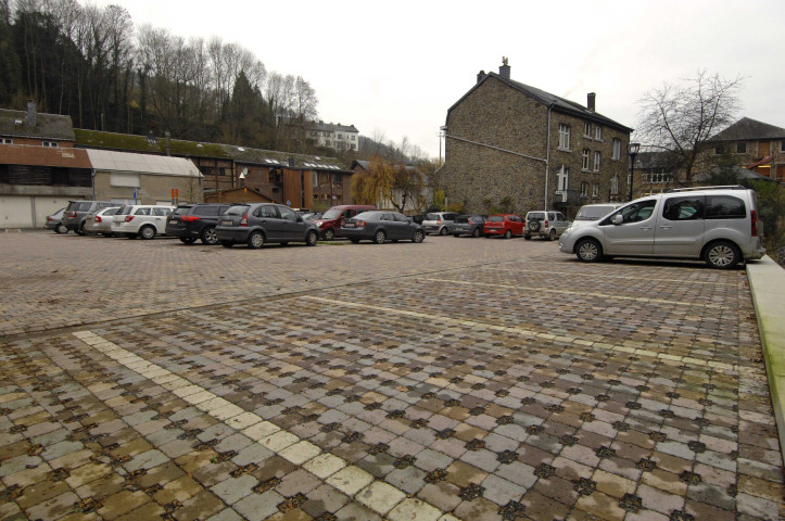 La Roche-en-Ardenne. Voiries, stationnements, écoles.