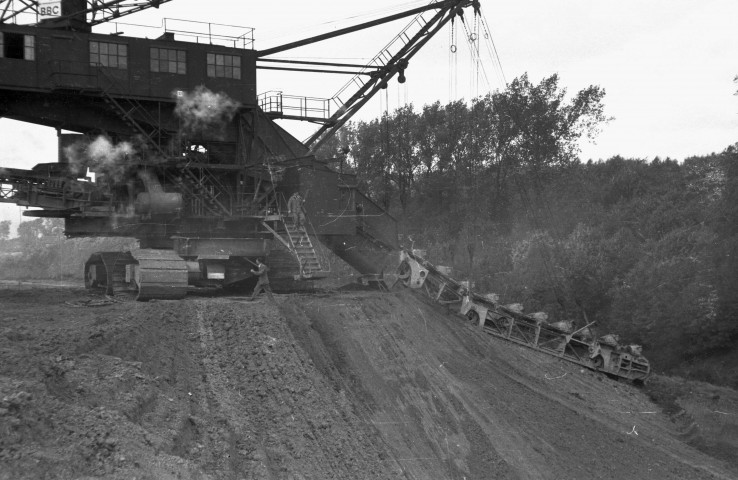 Godarville. Chantier sur le Canal de Charleroi (tranchée).