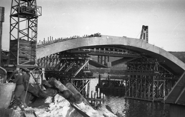 Hermalle-sous-Huy. Reconstruction du pont sur la Meuse.