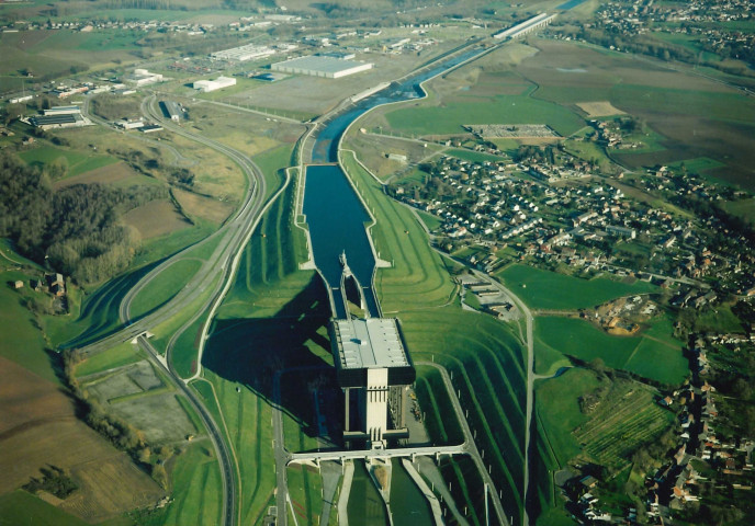 Le Roeulx. Photos aériennes de l'ascenseur de Strépy-Thieu.