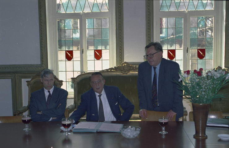 Chimay. Signature d'un protocole par Jean-Pierre Grafé, ministre des Travaux publics, et de M. Franssen, bourgmestre de Chimay, prévoyant la réalisation de divers travaux d'aménagement.