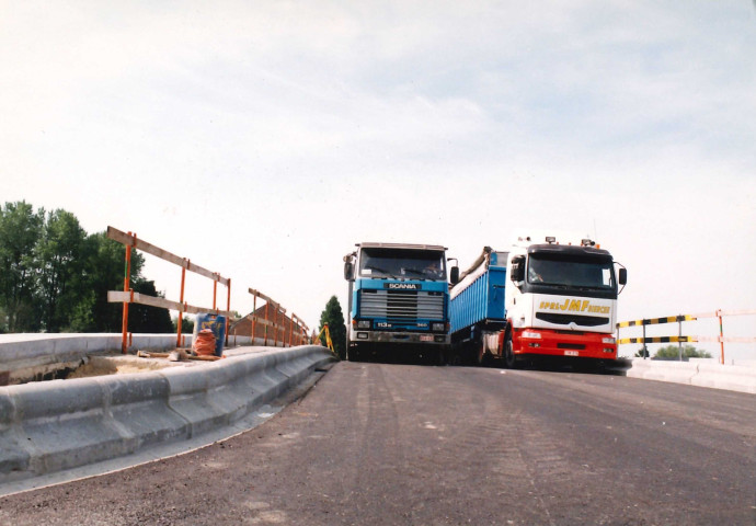Merbes-le-Château. Mise en charge du nouveau pont-route sur la Haute-Sambre.