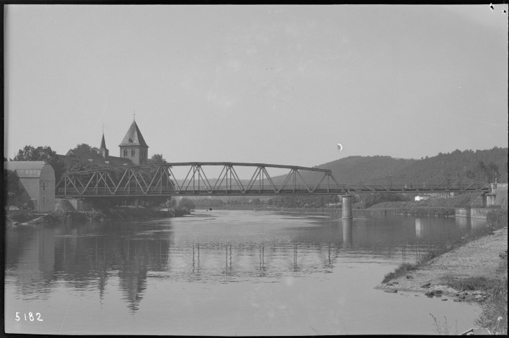 Hastière-Lavaux. Pont sur la Meuse.