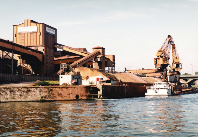 Seraing. Ougrée. Cockerill. Quai de chargement et de déchargement. Grue.