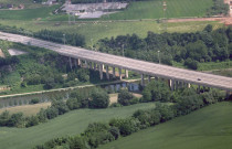 Montignies-le-Tilleul. Pont autoroutier du R 3 et ponts-rails.