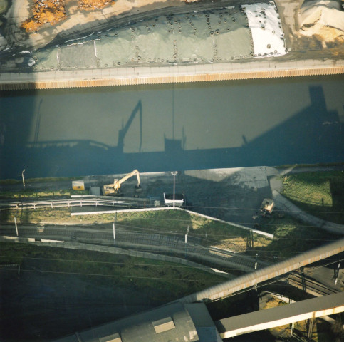 Charleroi. Dampremy. Zone portuaire. Quai de déchargement sur le canal Charleroi-Bruxelles.