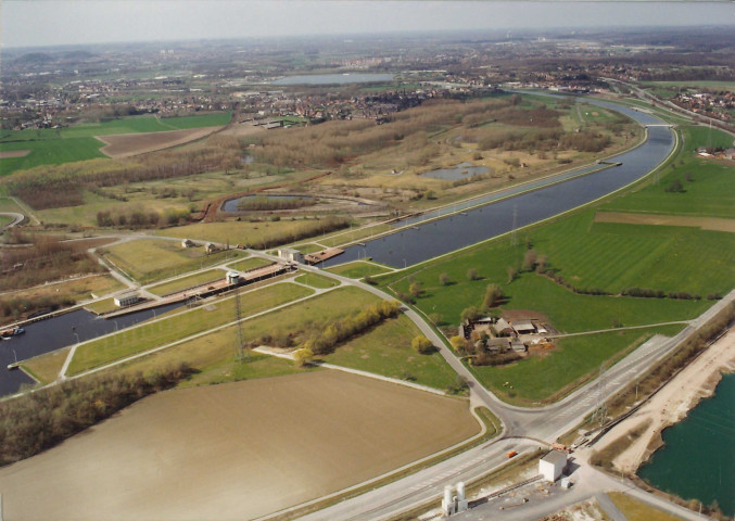 Mons. Obourg. Ecluse et bassin de décantation.