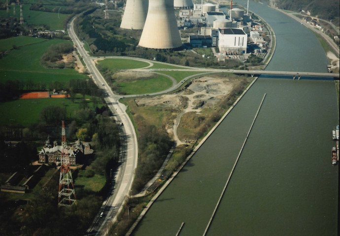 Amay. Ampsin. Aval du pont d'Ampsin. Centre de regroupement de produits de dragage (CRPD).