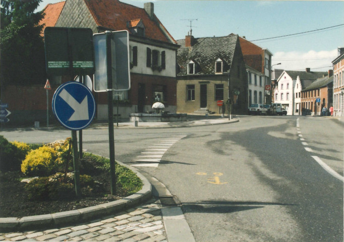 Merbes-Le-Château. Place communale. Aménagements paysagers.